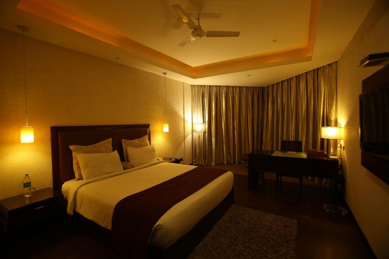The Bentley Seaside Boutique Hotel Chennai Exterior foto